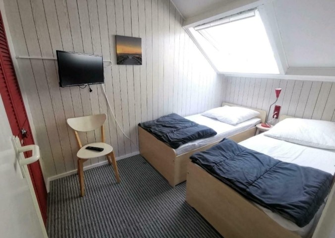 Schlafraum OG mit zwei Einzelbetten und TV