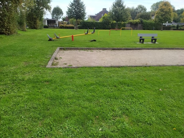 Spielplatz und Spielwiese in der Ferienhaussiedlung