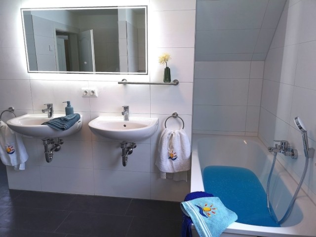zwei Bäder und Gäste WC