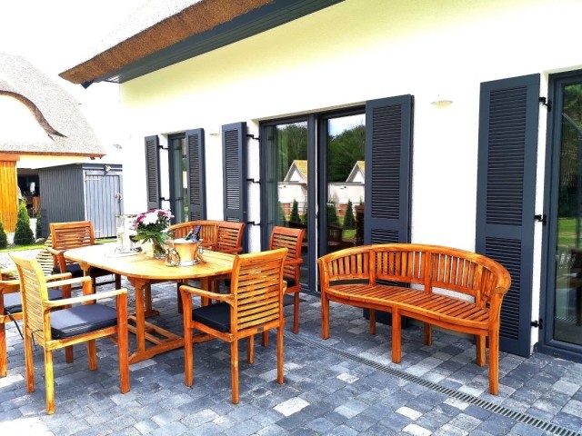 zwei Terrassen mit Teakholzmöbel