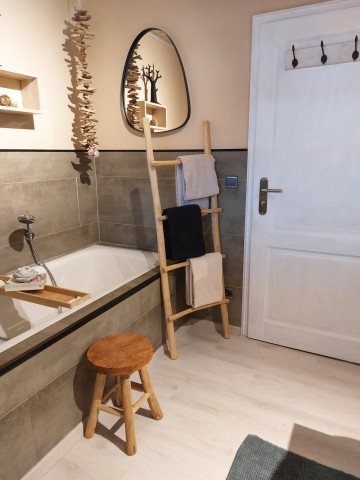 Modernes Badezimmer mit Tageslichtfenster