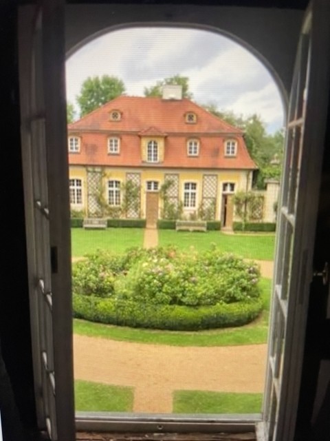 Blick aus dem Wohnzimmer auf den Schlosshof