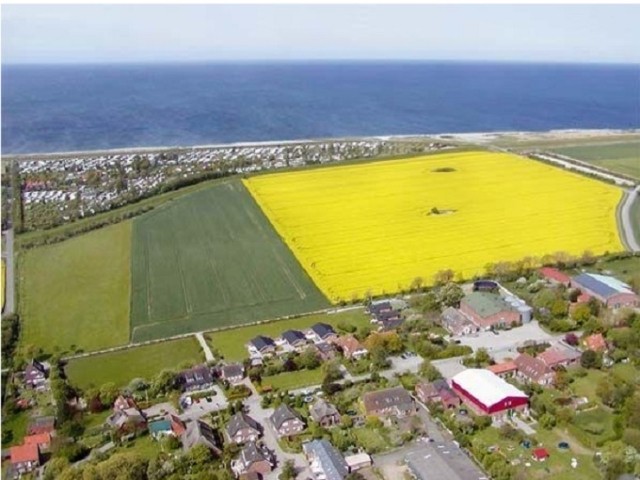 Luftbild von Bojendorf mit der Ostsee im Hintergrund