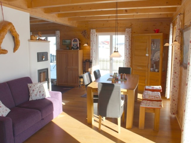 Esszimmer mit massivem Eichentisch und Bank