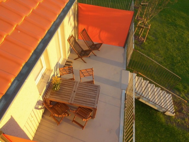 Blick von oben auf die Terrasse der Ferienwohnung Nr. 1