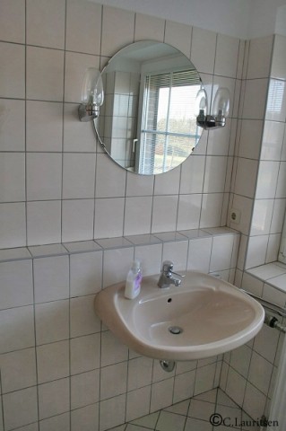 Waschtisch mit Spiegel im oberen Duschbad