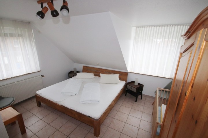 Schlafraum mit Doppelbett 180 x 200 cm
