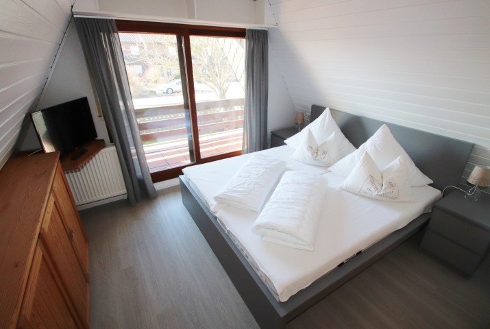 Schlafraum mit Doppelbett und Sat-TV