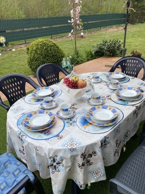 Es ist auch angenehm unter dem Terrassetisch