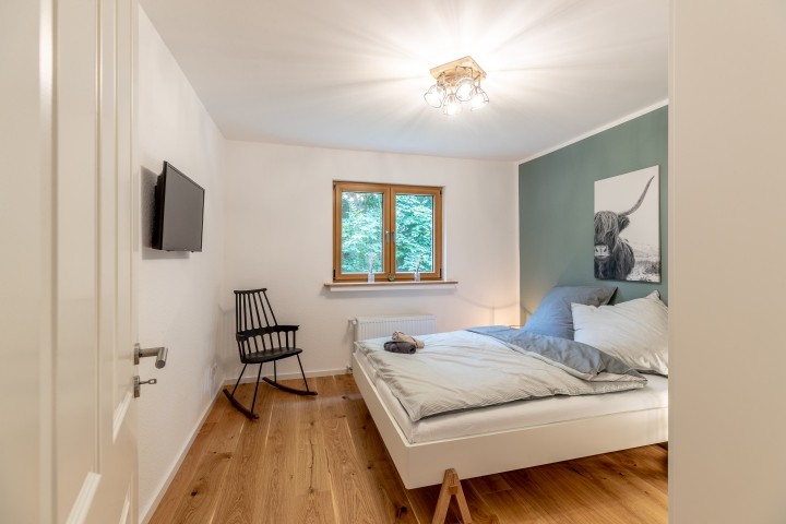 Schlafzimmer 1 mit Doppelbett und TV