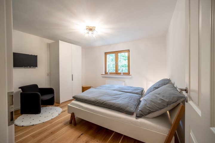 Schlafzimmer 2 mit Doppelbett und TV