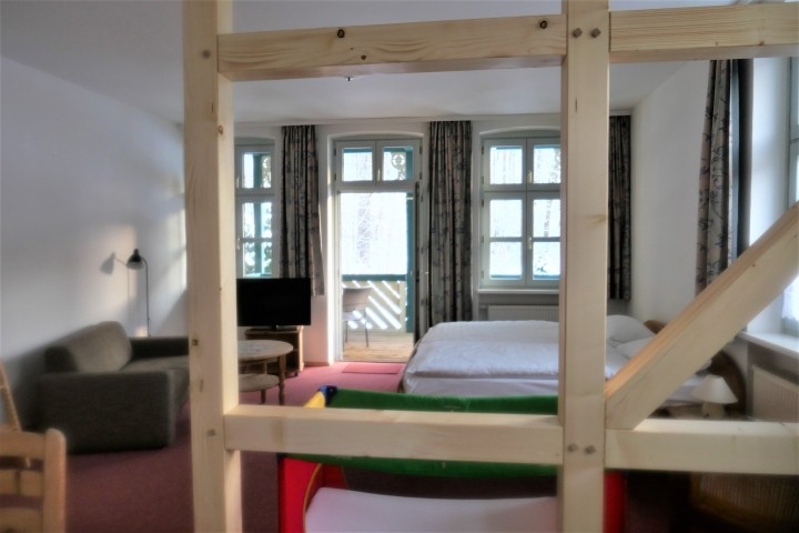 Blick Richtung Balkon und Sitzgruppe