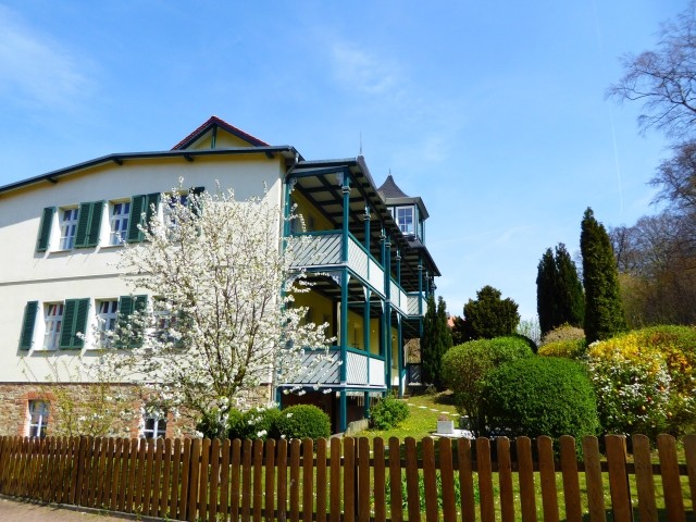 1. OG hinter dem blühenden Kirschbaum