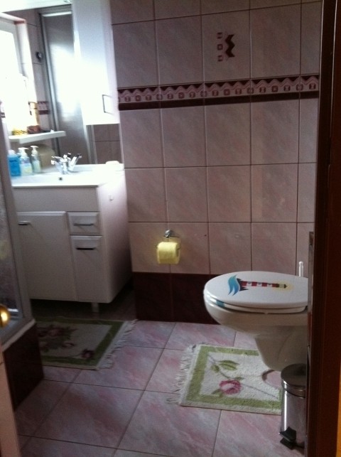 Bad unten mit Hänge-WC, Spiegelschrank und Dusche
