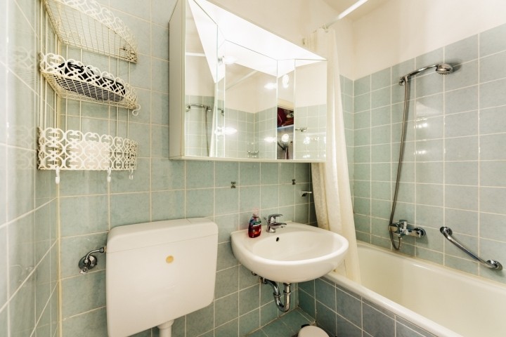 Badezimmer mit Duschwanne