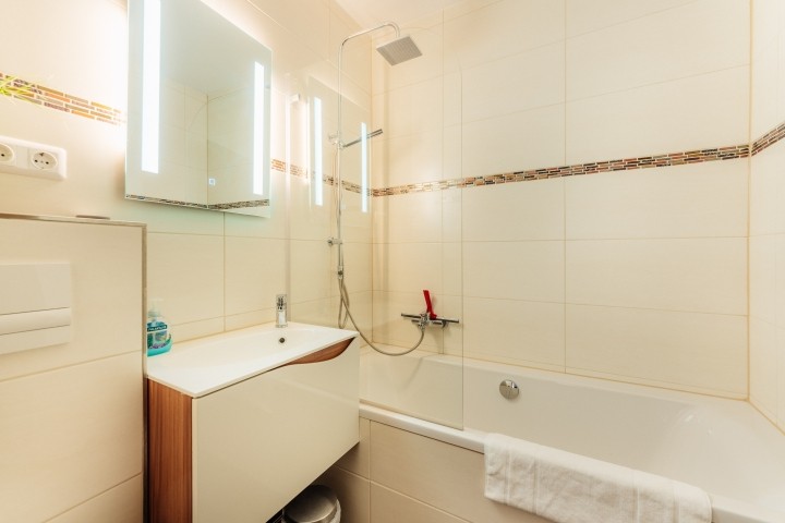 Badezimmer mit Duschwanne