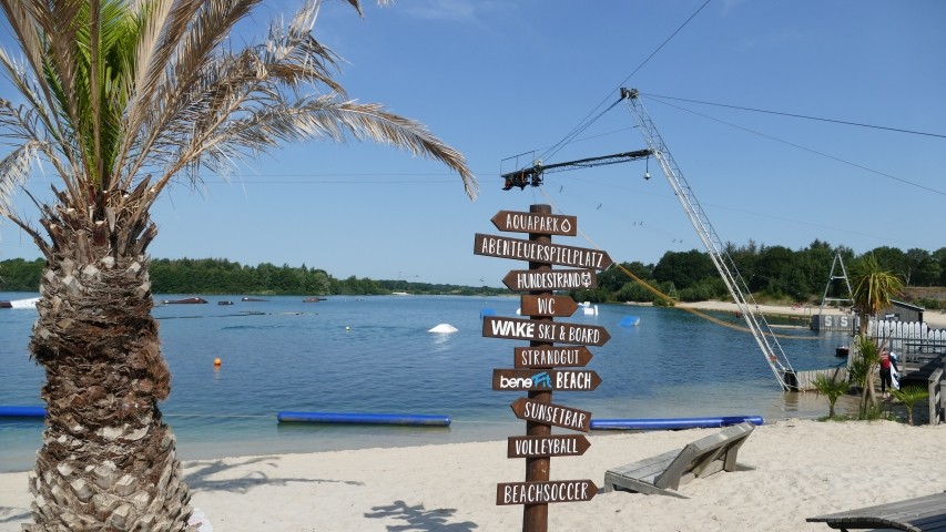 Beachclub Nethen mit Strand, Wasserskianlage, Gastronomie und Hundestrand