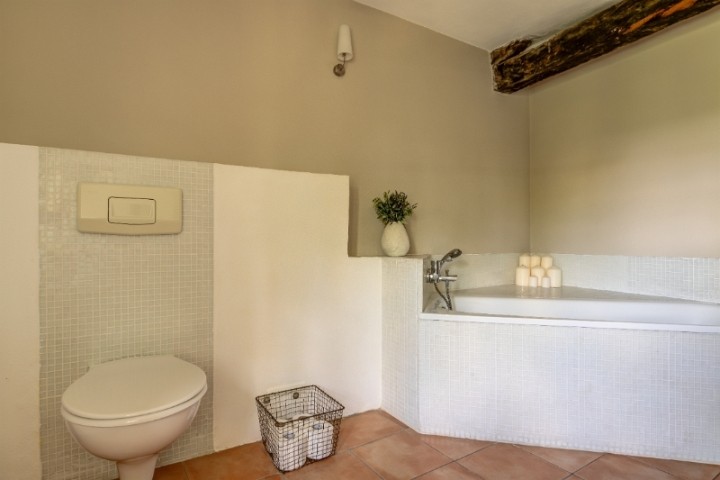 Bad im Obergeschoss mit Eckbadewanne, WC und Waschtisch
