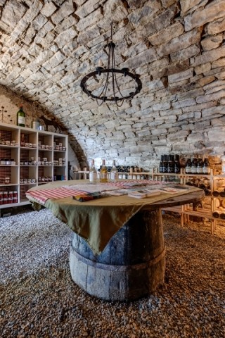 Für Leckereien und Infos aus dem Piemont gibt's den ehemaligen Weinkeller