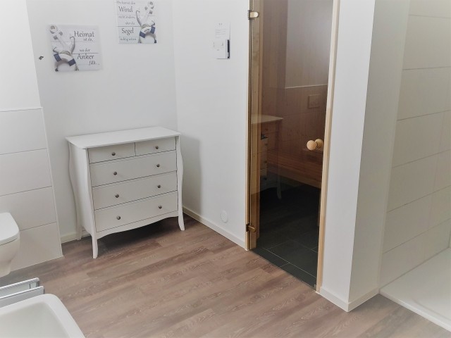 Badezimmer mit Dusche und Sauna