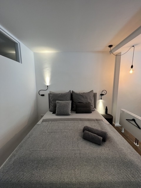 Schlafbereich mit Boxspringbett (160cm x 200cm)