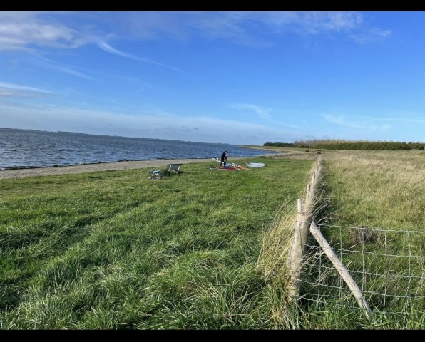 Der schöne Strand nur 250 Meter entfernt.