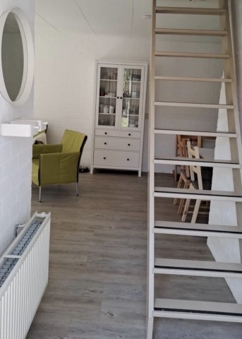 Oben die Treppe entlang ist noch ein Schlafzimmer mit einem Doppelbett.