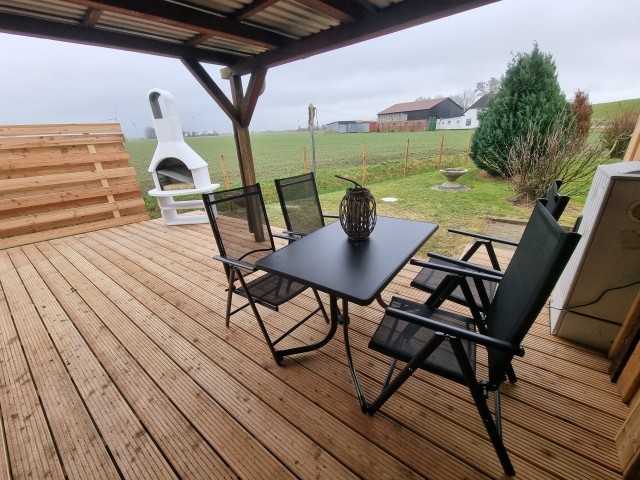 Die überdachte Terrasse mit Grillkamin