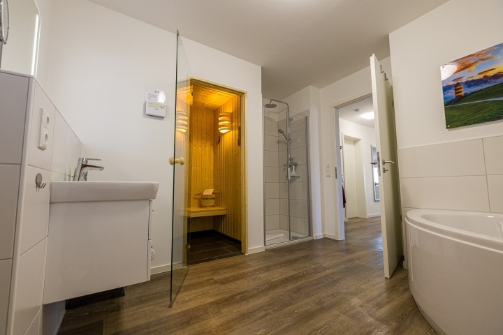 großzügiges Vollbad mit Fenster