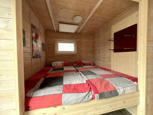 großes Bett 2,00  x 1,90