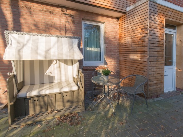 Hinnerk Wohnung 3 mit eigener kleinen Terrasse und Strandkorb