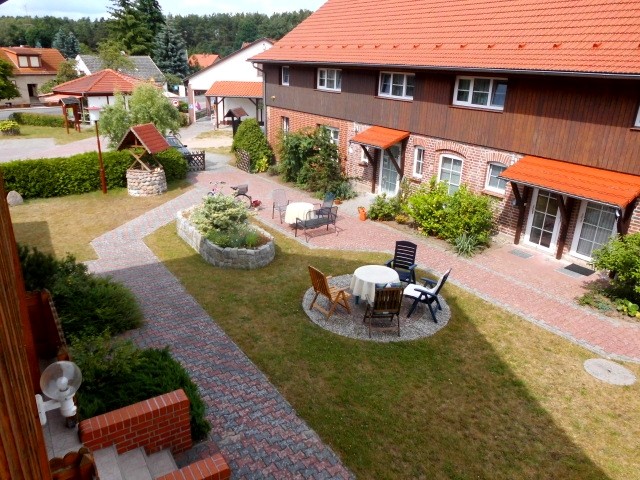 Innenhof mit Grills