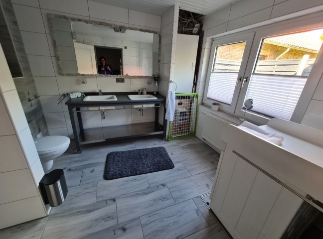 Badezimmer mit Fenstern, ebenerdige Dusche