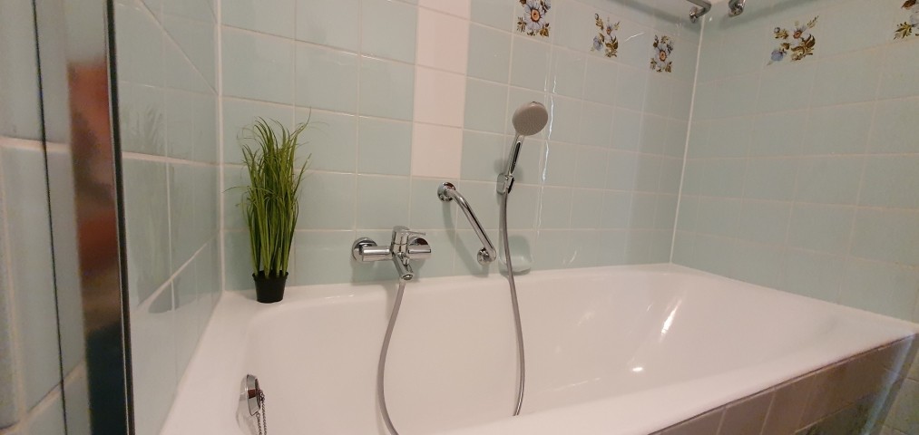 Im ursprünglichen Bad mit Wanne könnt Ihr nach all den Abenteuern herrlich entspannen.