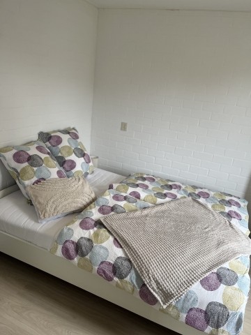 Doppelbett unten. 140cmx 200cm.Sehr bequem und aller Betten mit neuen Matratzen und Unterlagen.