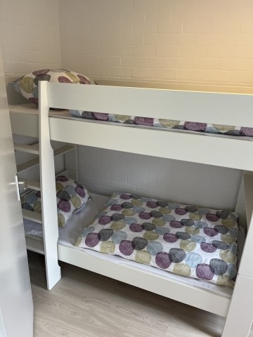 Etagenbett für Kinder. Neue Matratzen;Auflagen und Speziale  Spannbetttücher und Moltonauflagen.