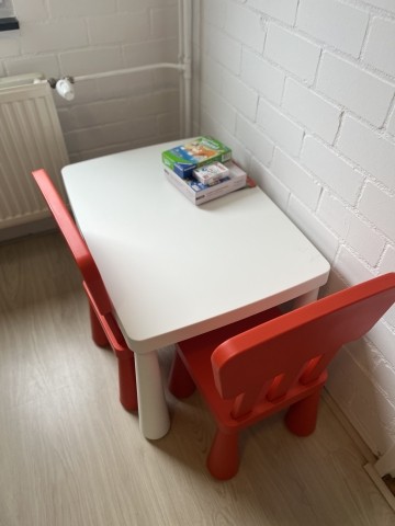 Kindertisch mit ein paar Spielen. Im Wohnzimmer ist noch Mensch ärgere Dich zu finden.