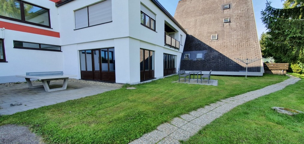 einladender Hof mit Tischtennisplatte und Sitzgelegenheiten