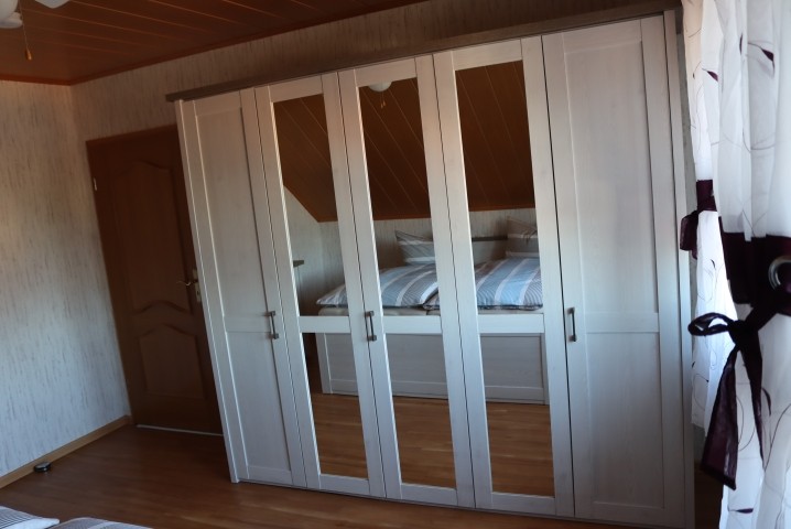 Schlafzimmer 1 (Kleiderschrank)
