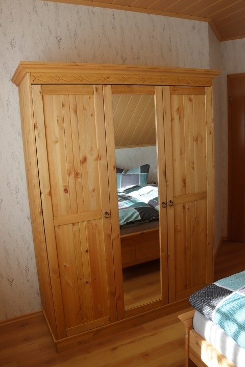 Schlafzimmer 2 (Kleiderschrank)