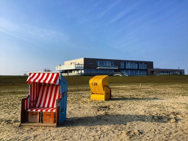 Dangaster Strand mit Schwimmbad im Hintergrund