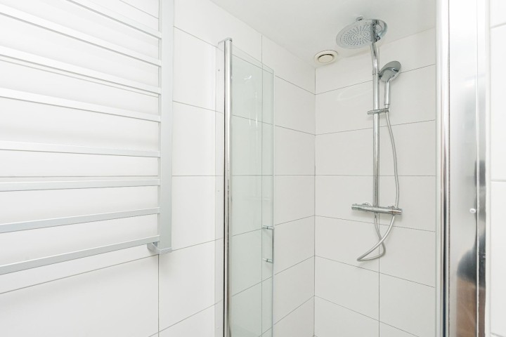 Das neue Badezimmer mit Regendusche und Waschbecken