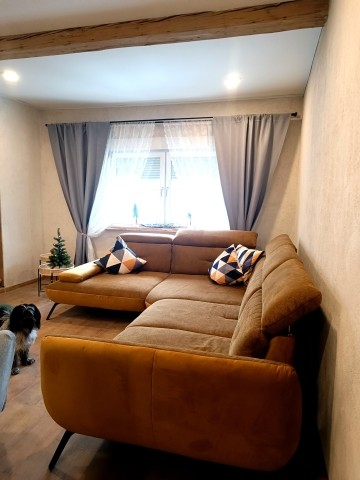 große bequeme Couch mit verstellbaren Elementen