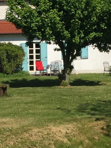 Die Terrasse von der Grünfläche aus
