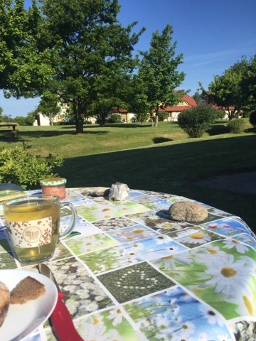 Beim lauschigen Frühstück im Freien sind die nächsten Häuser weit entfernt.