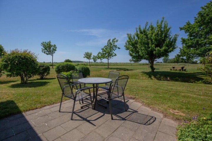 Weitläufige Grünflächen schließen an die Terrasse an