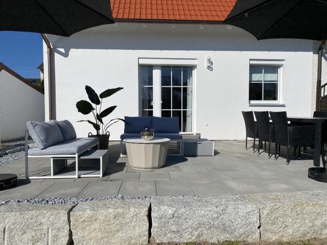 Terrasse und Garten laden zum Entspannen ein