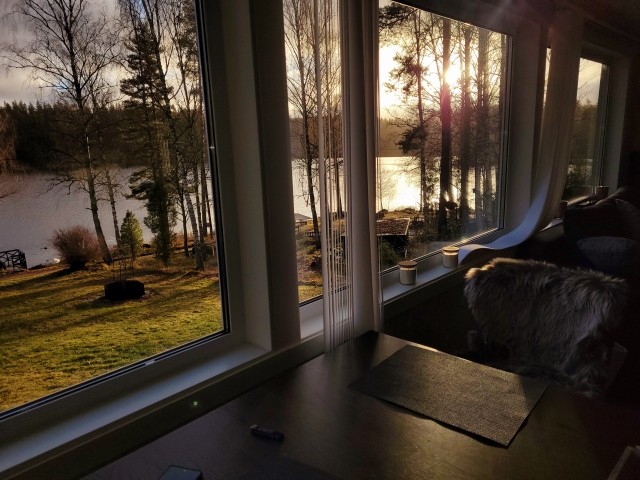 Blick auf den See durch die großen Panoramafenster