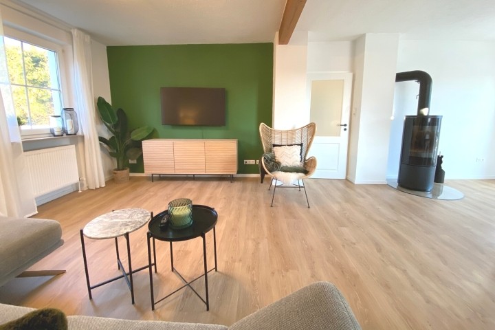 Wohnbereich mit Kamin, Smart TV und Sofaecke