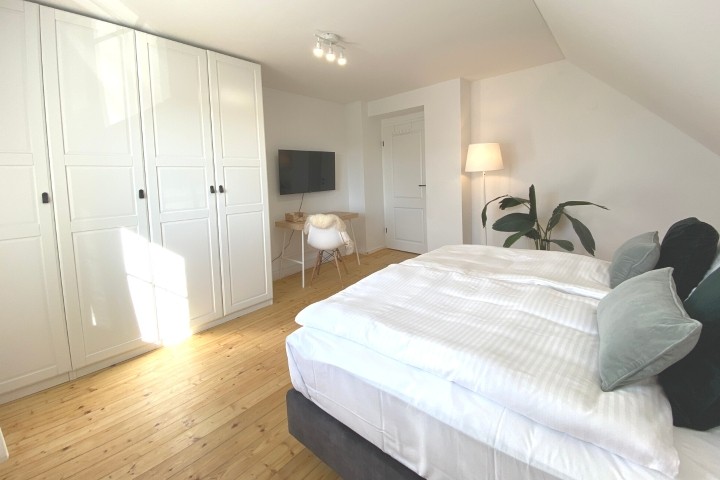 TV im Hauptschlafzimmer und Schrank